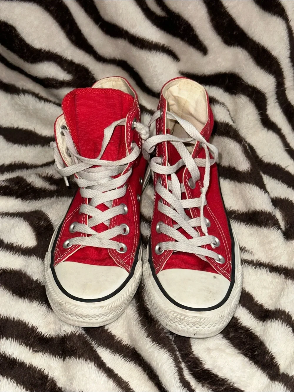 Converse bright red